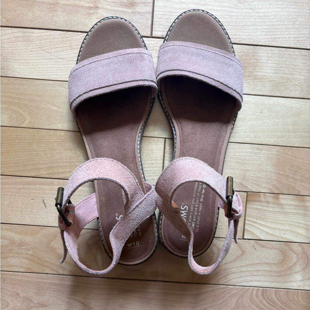 TOMS Women's Size 10 Pink Suede Buckle Sandals with 1.5 Inch Chunky Heel
